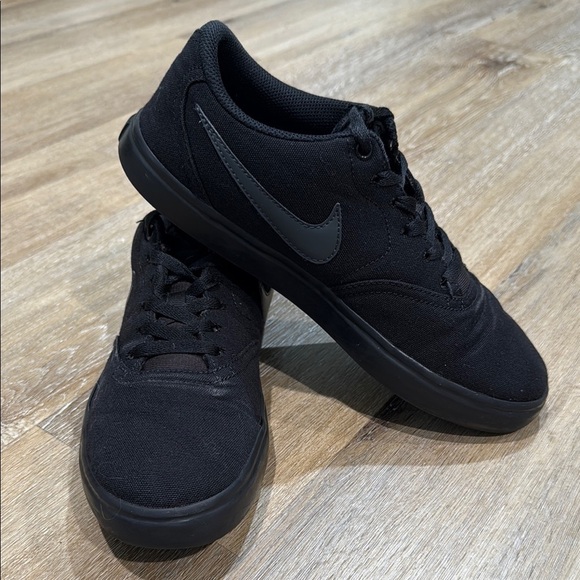 Nike SolarSoft Canvas Size 8 Black Skateboarding Sneakers Suede Low-Top - Picture 1 of 13